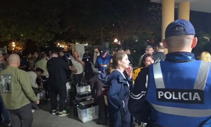 Tiranë/ Nis dorëzimi i kutive të votimit për njësinë nr.5 në shkollën 9-vjeçare “Vasil Shanto”
