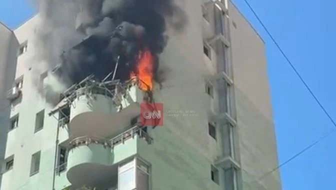 Tiranë, zjarr i madh në një pallat