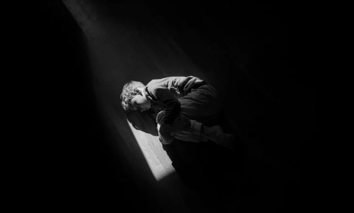 Tmerr në Larisa, dy fëmijët e vegjël përfundojnë në spital me shenja djegieje nga cigaret, arrestohet nëna e tyre