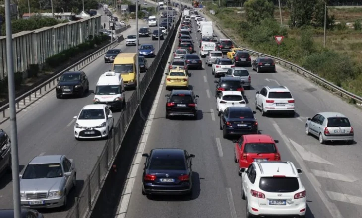 Trafik i rënduar në autostradën Tiranë-Durrës, nga Qafa e Kasharit deri në hyrje të Vorës