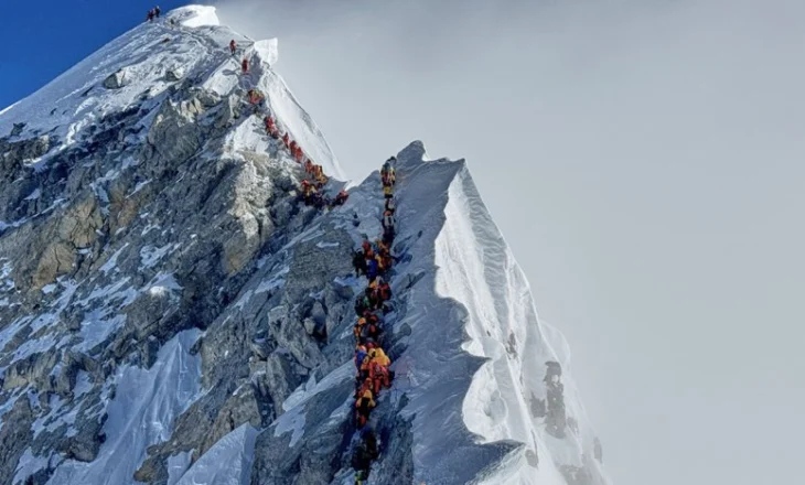 ‘Trafik’ në malin Everest, qindra aplinistë në radhë për të arritur në majën më të lartë në botë