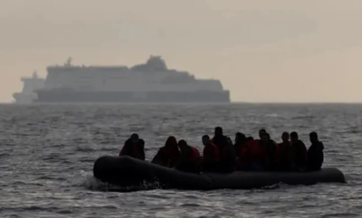 “Trafikimi i emigrantëve të paligjshëm vijon ende”/ Reportazhi i BBC: Kalimet bëhen me jahte private drejt Anglisë, risk…