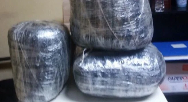 Trafikoi 19.4 kg kanabis me valixhe nga Tajlanda, në pranga i riu në Rinas
