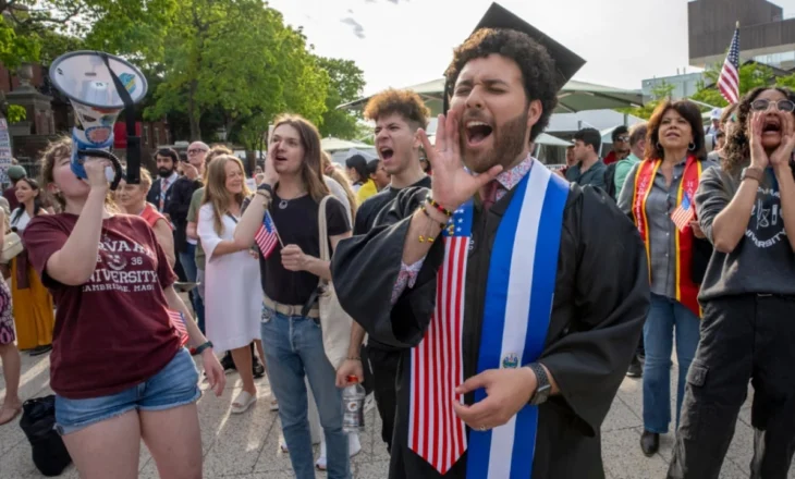 “Trump, je tradhtar”/ Shpërthejnë protestat në SHBA, studentët dalin kundër presidentit amerikan për pezullimin e vizave studentore