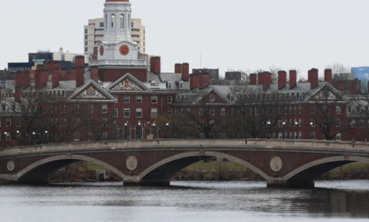 Trump ndalon Harvardin të regjistrojë studentë të huaj: Ekzistentët të transferohen!