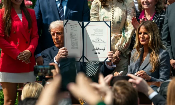 Trump nënshkruan ligjin kundër ‘deepfake’ dhe pornografisë në rrjet