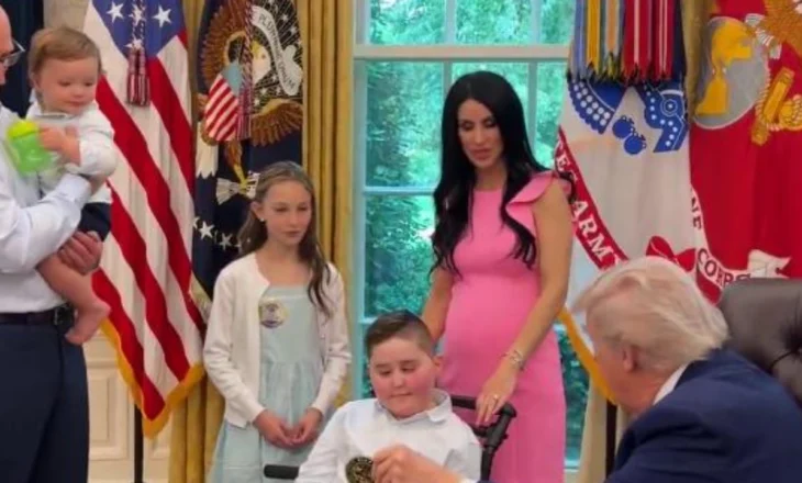 Trump pret në zyrën e tij familjen shqiptare, i jep dhuratën e veçantë vogëlushit me aftësi ndryshe
