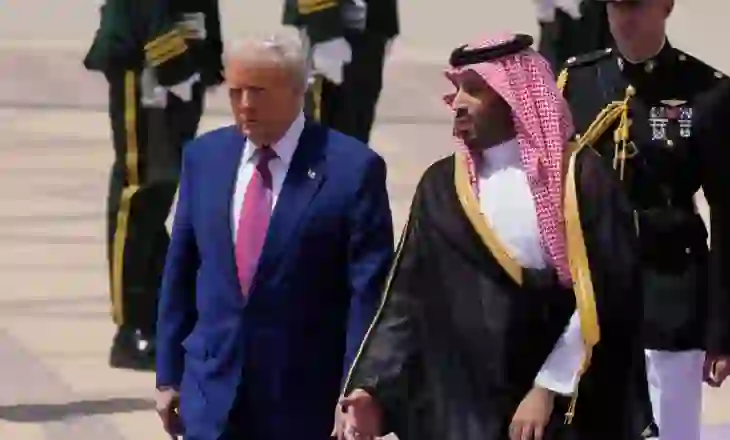 Trump shkon në Arabinë Saudite, në fokus investimet por edhe situata në Gaza
