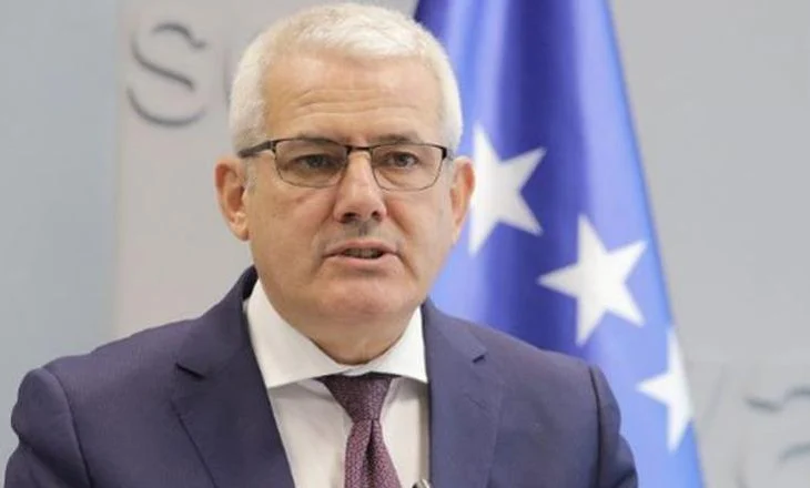Tubimi i maturantëve serbë me tre gishta dhe thirrje, ministri Sveçla: Shfaqjen e ekstremizmit e quajnë festë