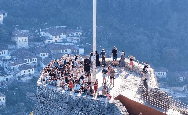 Turizmi në Shqipëri rritet me 21,9% në mars, dominon prania e vizitorëve të huaj