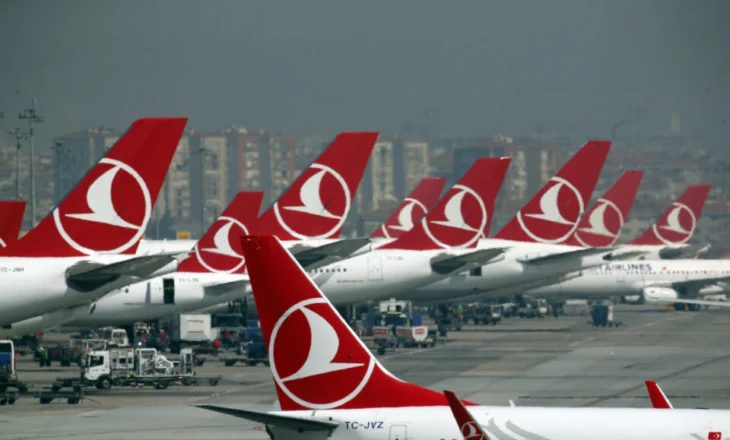 Turqia do të gjobisë pasagjerët që heqin rripin e sigurimit përpara ndalimit të plotë të avionit