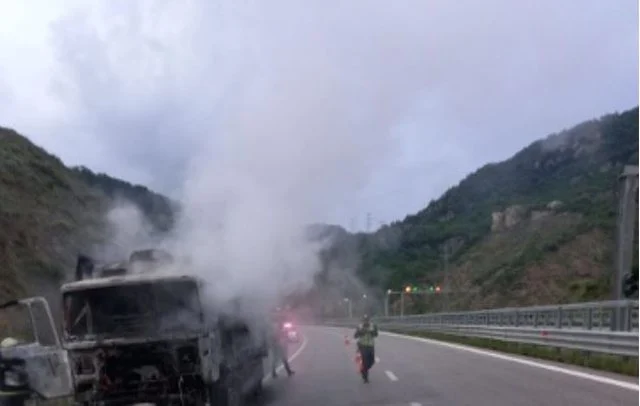 Tym, flakë dhe…/ Momenti kur kamioni shpërthen në mes të rrugës