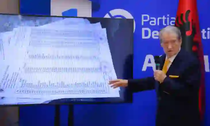 U denoncua dje nga Berisha/ Procedohet pronari i lokalit në Peqin, iu gjetën fletë votimi dhe lista zgjedhësish
