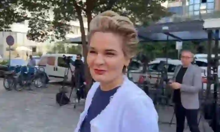 U padit për shpifje, Monika Kryemadhi paraqitet për seancën në GJKKO