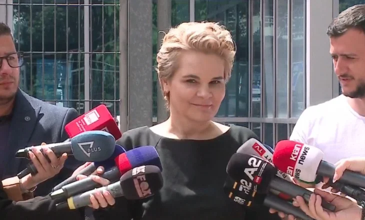 U paraqit në SPAK e veshur me të zeza/ Kryemadhi zbulon arsyen se pse zgjodhi këtë ngjyrë: Mendoj se më tregon shumë…
