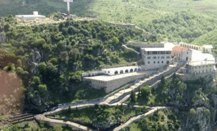 U përplasën nga makina në rrugën pranë Kishës së “Shna Ndout”, tre persona përfundojnë në spital