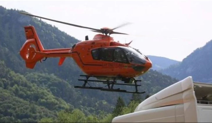 U rrëzua nga çatia e kishës në Korçë, prifti niset me helikopter drejt spitalit të Traumës