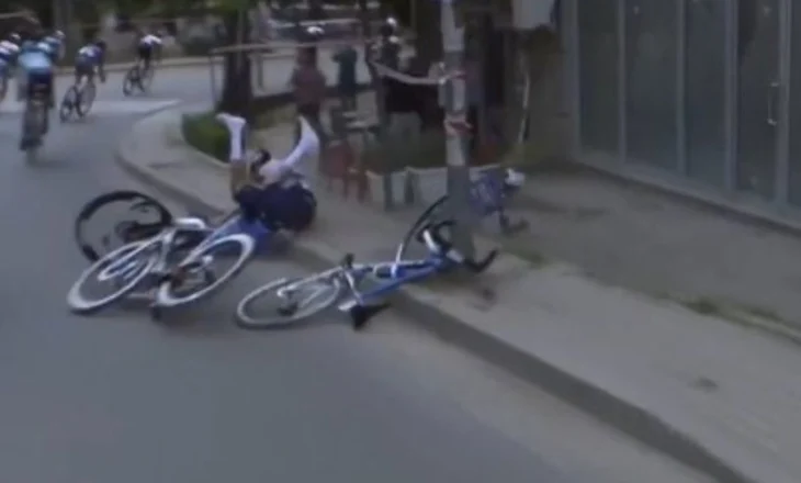 U rrëzuan në zonën e Freskut në kryeqytet, dy çiklistë të “Giro d’Italia” përfundojnë te Trauma