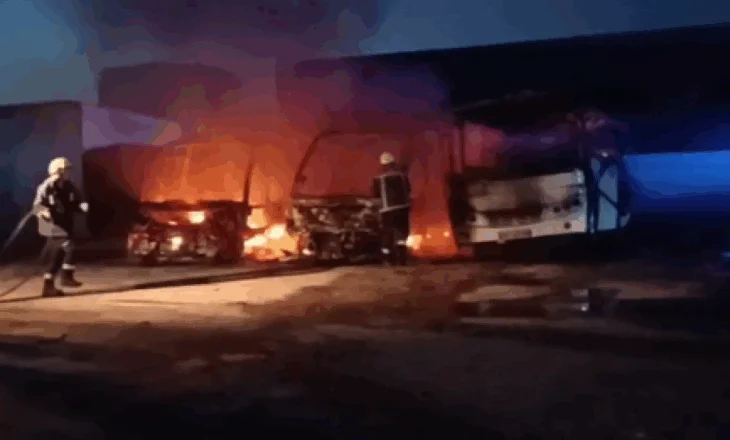 U shkrumbuan 3 autobusë, detajet nga ngjarja në ish-park! Fillimisht u përfshi nga flakët një prej mjeteve dhe më pas…