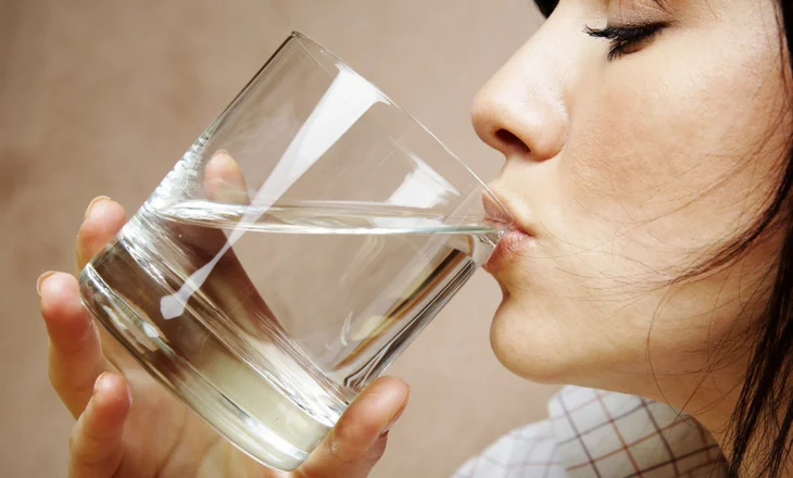 Uji i Ftohtë Kundrejt Ujit të Ambientit – Cili Është më i Mirë për Shëndetin
