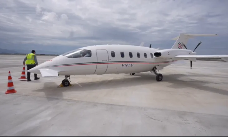 Ulet avioni i parë në pistën e Aeroportit të ri të Vlorës (VLO)