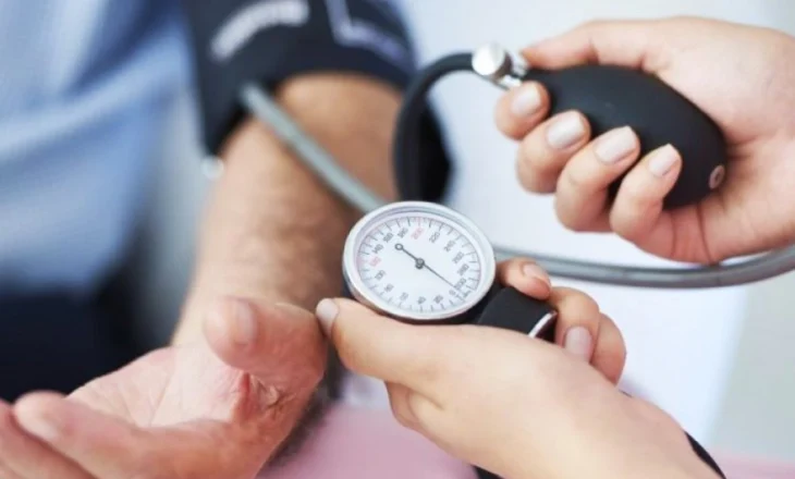 Ulni tensionin e gjakut në mënyrë të shëndetshme me 3 hapa praktikë