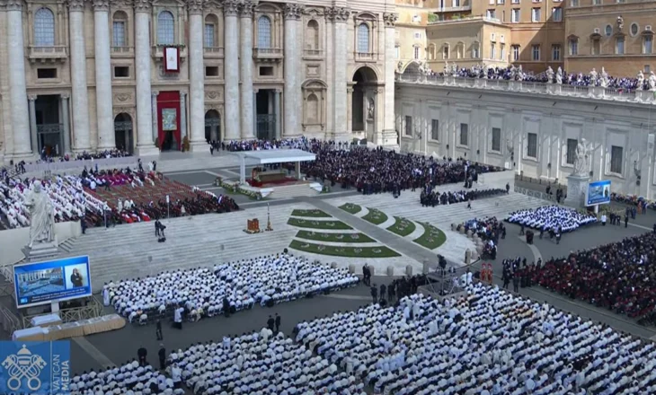 Vatikan/ Mijëra besimtarë në shesh, nis ceremonia e Përurimit të Papa Leo XIV