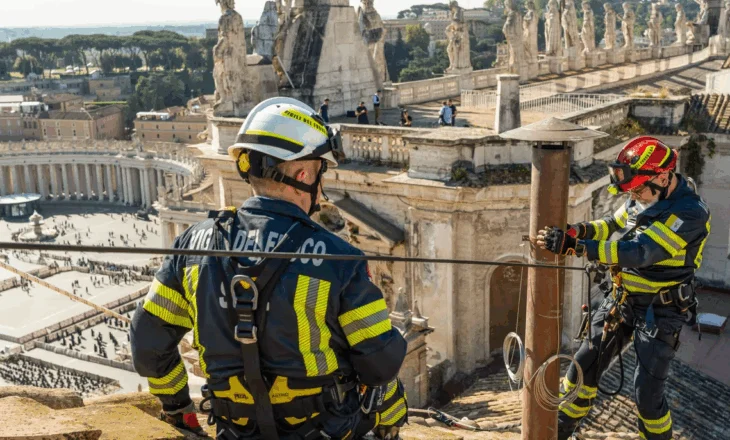 Vatikani në përgatitjet e fundit, kardinalët do të nënshkruajnë betimin e sekretit! Akreditohen mbi 5300 gazetarë e operatorë