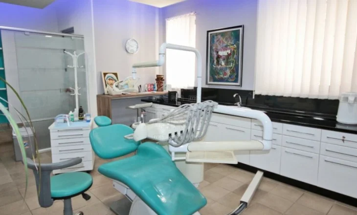 Vdes Italiani pas një ndërhyrje kirurgjikale në klinikën dentare në Tiranë