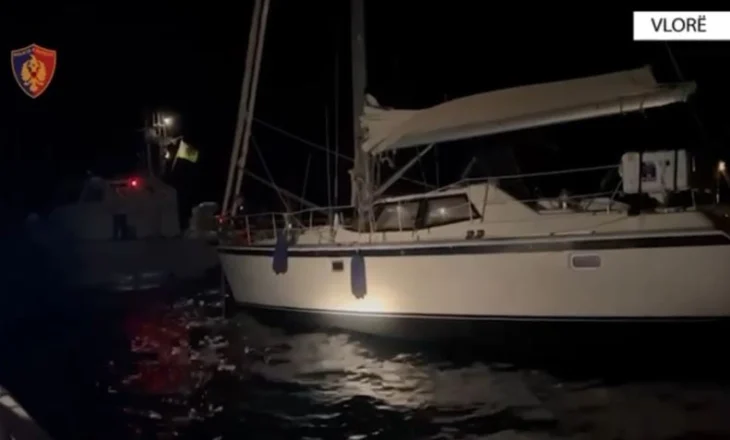 Veliera e tyre pësoi defekt gjatë lundrimit në Sazan, policia kufitare e Vlorës shpëton turistët