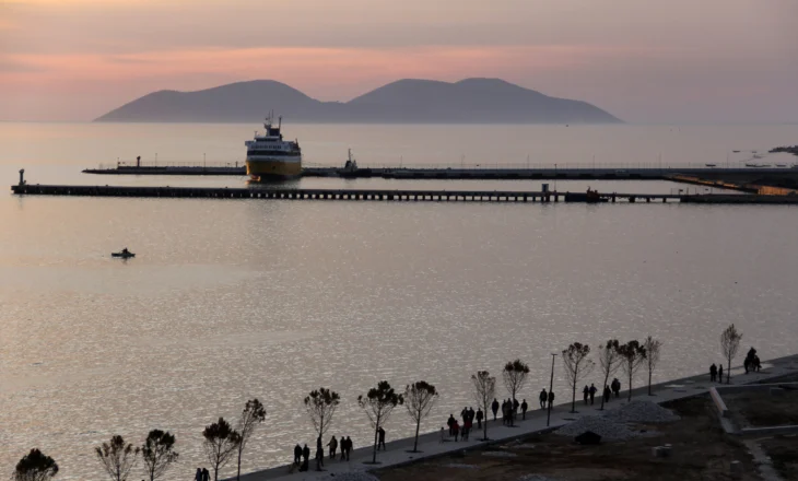 Veliera e tyre pësoi defekt në det, Policia Kufitare e Vlorës shpëton turistët e huaj