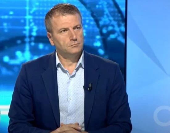 “Vetëm PD po reklamon rezultatet”/ Profesori Muhaj: Ka një fushatë pas zgjedhore, partitë e tjera vetëm sa shajnë…
