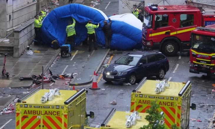 VIDEO/ 2 nga 47 të plagosurit në gjendje të rëndë pasi makina u përplas me turmën në Liverpool, 53-vjeçari britanik autor i ngjarjes