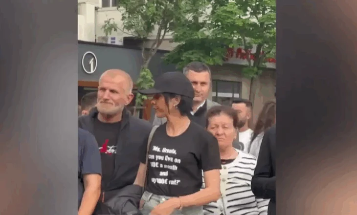 VIDEO/ Alma Kaçi e videoskandalit me Gjicin në protestën e PD-së