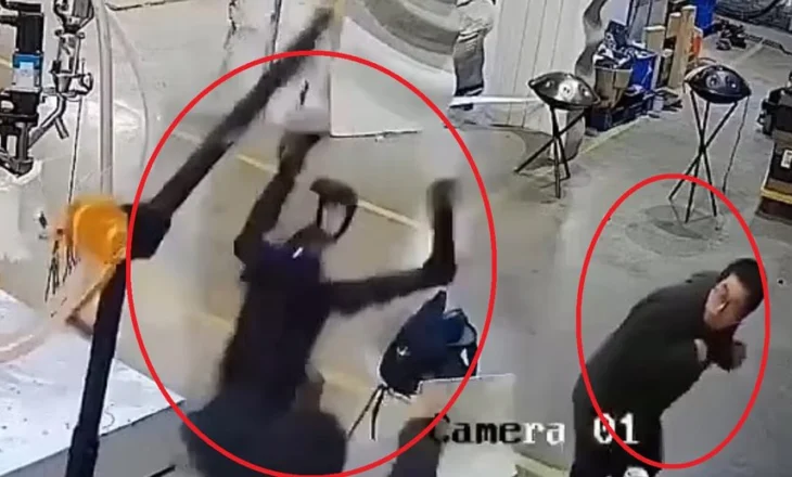 VIDEO/ ”Çmendet” roboti, gjuan me shkelma dhe grushte operatorin