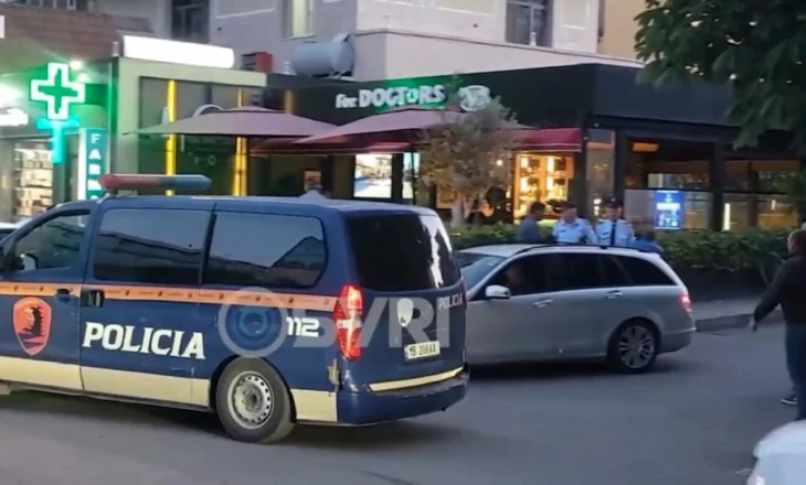 VIDEO-EMRI/ Qëllohet me disa plumba, plagoset i riu në Durrës, mister rrethanat