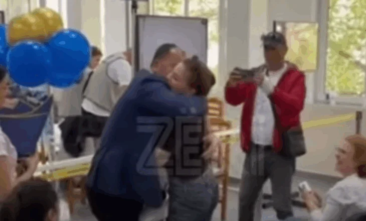 VIDEO/ Festë mes humbjes, kandidati i PD-së surprizon të bijën për ditëlindje