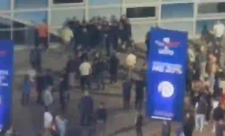 VIDEO/Grushte dhe shqelma, sherr masiv në takimin e Berishës në Elbasan