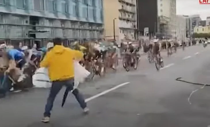 VIDEO/ Kaos në Giro d’Italia, një protestues futet mes çiklistëve për të penguar garën
