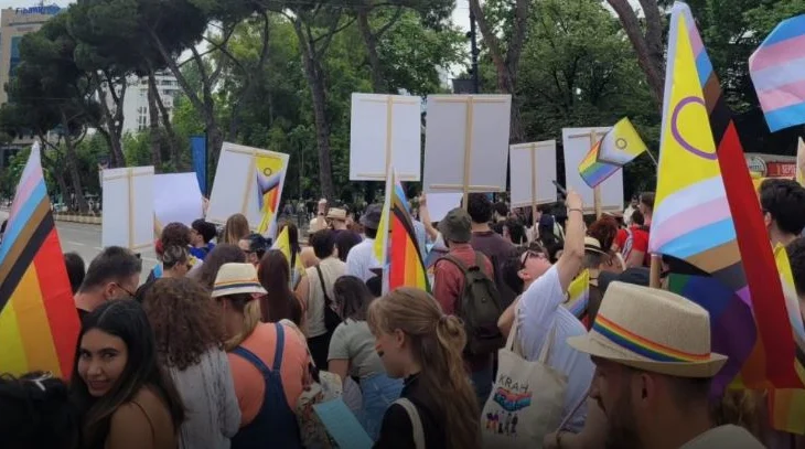 VIDEO / Komuniteti LGBTQI+ marshon në Tiranë: Duam liri, barazi dhe siguri!