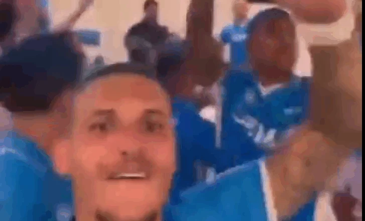 VIDEO/ Lojtarët e Napolit tallen me Interin në festën e titullit kampion, nisin t’i këndojnë emrin që do t’u kujtohet edhe në ëndërr 