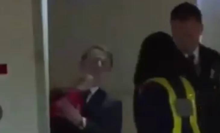 Video/ Macron goditet me shuplakë nga gruaja e tij gjatë mbërritjes në Vietnam