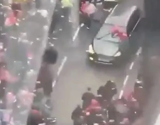 VIDEO/ Makina përplas këmbësorët pas paradës së fitores së Liverpool