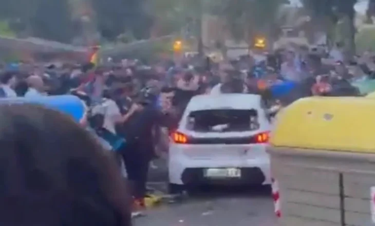 Video/ Makina përplaset me tifozët pak para ndeshjes Espanyol-Barcelona, 13 të plagosur