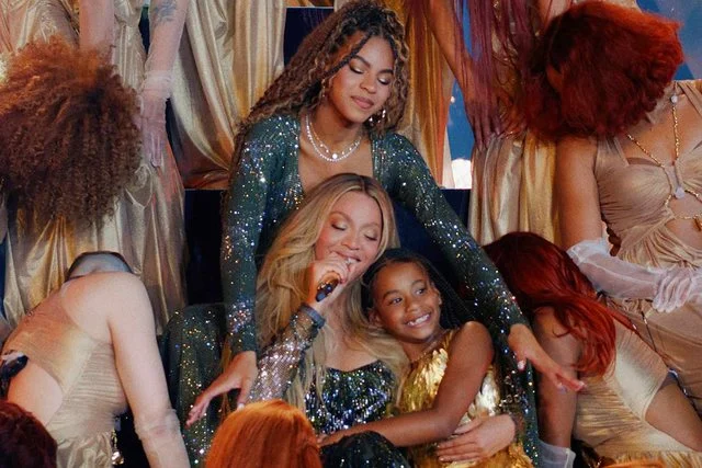 VIDEO/ Momenti i veçantë për Beyonce, këngëtarja ngjitet për herë të parë në skenë me dy vajzat