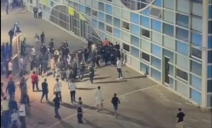 VIDEO/ Ndodh edhe kjo, të rinjtë e PD-së rrihen mes tyre në mitingun përmbyllës në Elbasan