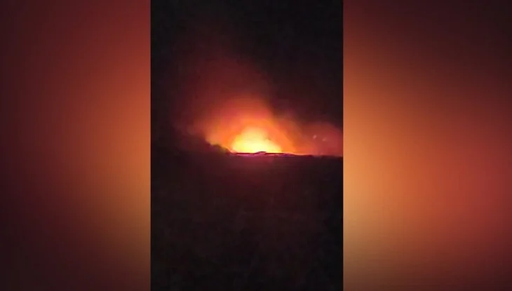 VIDEO/ Në Shijak digjen mbeturina pranë shtëpive, banorët ngrejnë alarmin: Po na mbyt tymi