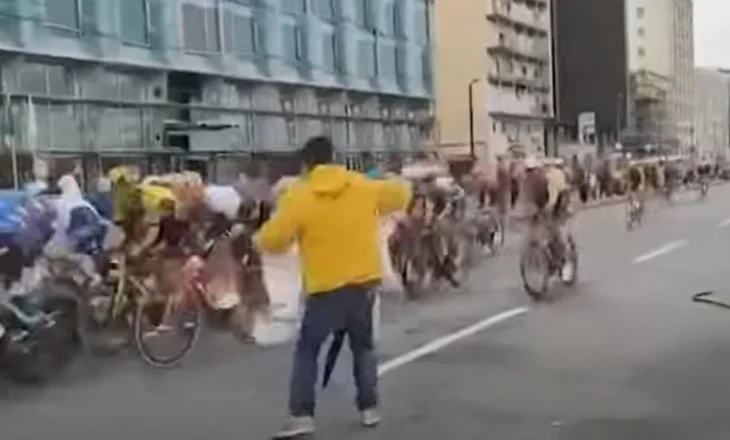 Video/ Njësoj si në Shqipëri! Një person kalon vijën e vendosur nga policia në Giro d’Italia dhe ‘hidhet’ drejt çiklistëve