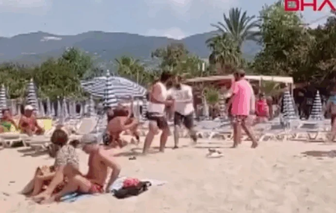 VIDEO/ Nuk pranoi të paguaj shezlong, momenti tronditës kur turisti dhunohet nga stafi i biznesit në plazh
