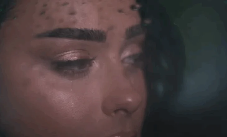 VIDEO/ ”Nuk ta fal ç’ka m’bone”, Egli Tako publikon këngën ”Jetë”